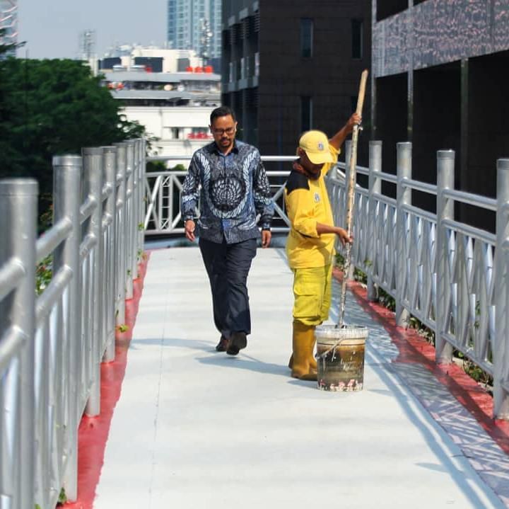 Setelah atap dicopot, Pemprov DKI Jakarta melakukan revitalisasi dengan mengecat beberapa bagian jembatan dengan warna merah dan putih. (Foto: Instagram @kunta.wijaya)