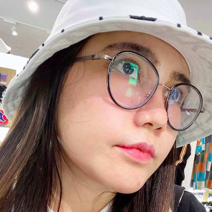 <p>Penampilan Via Vallen mulai sedikit mengejutkan ketika awal November lalu mengunggah foto mengenakan kacamata bergaya retro dan <em>bucket hat</em> putih. Ada yang pangling? (Foto: Instagram @viavallen)</p>