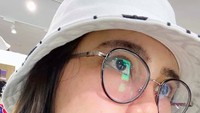 <p>Penampilan Via Vallen mulai sedikit mengejutkan ketika awal November lalu mengunggah foto mengenakan kacamata bergaya retro dan <em>bucket hat</em> putih. Ada yang pangling? (Foto: Instagram @viavallen)</p>