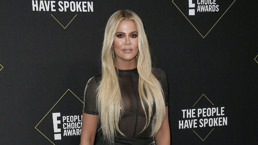 SANTA MONICA, CALIFORNIA - NOVEMBER 10: KhloÃ© Kardashian attends the 2019 E! People's Choice Awards at Barker Hangar on November 10, 2019 in Santa Monica, California. (Photo by Frazer Harrison/Getty Images)