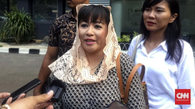 Politikus PDIP, Dewi Tanjung, melaporkan pendukung Gubernur DKI Jakarta Anies Baswedan ke Polda Metro Jaya terkait aksi demo di Balai Kota, Selasa (14/1) lalu.