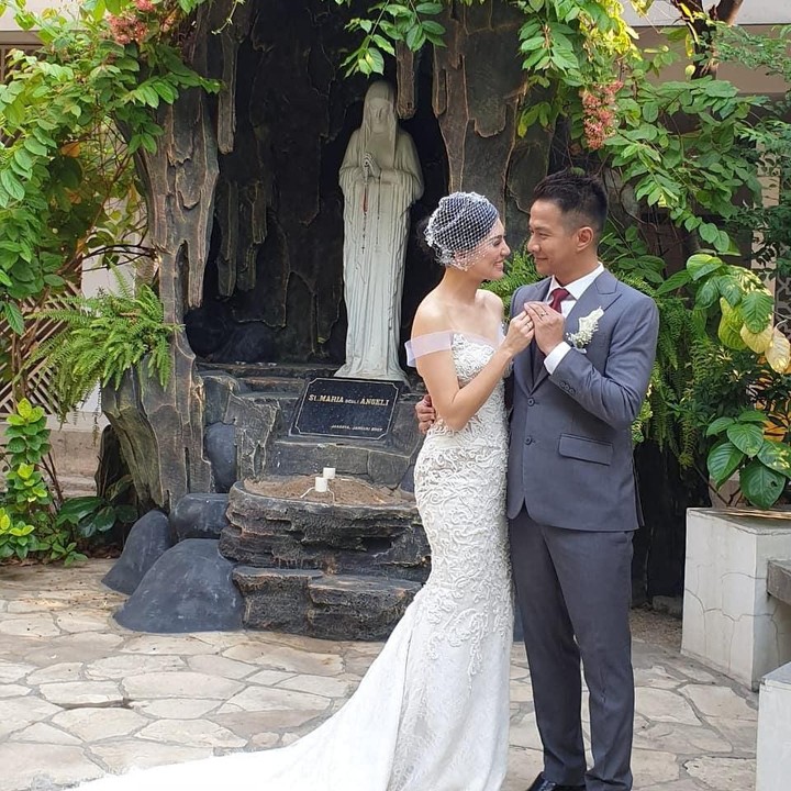 Delon terlihat tampan dibalut jas abu-abu dan Aida tampil cantik mengenakan gaun putih. Cocok ya, Bunda? (Foto: Instagram @delonthamrinofficial)