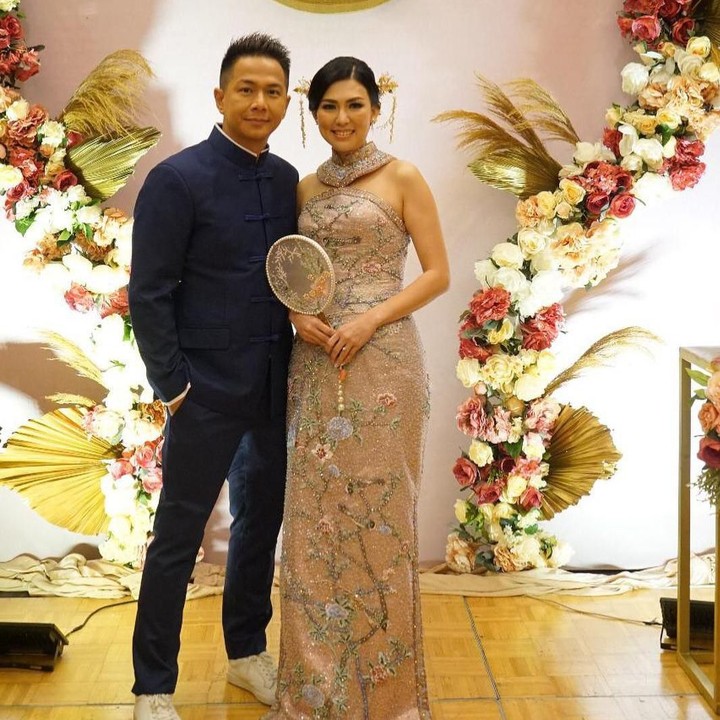 Selain pemberkatan dan resepsi, keduanya juga melangsungkan sangjit, yaitu prosesi pernikahan dalam budaya Tionghoa. Delon mengatakan konsep pernikahannya memang sederhana tapi elegan. (Foto: Instagram @aimutz)