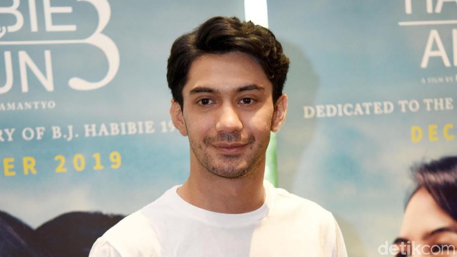 Reza Rahadian saat ditemui di kawasan Epicentrum.