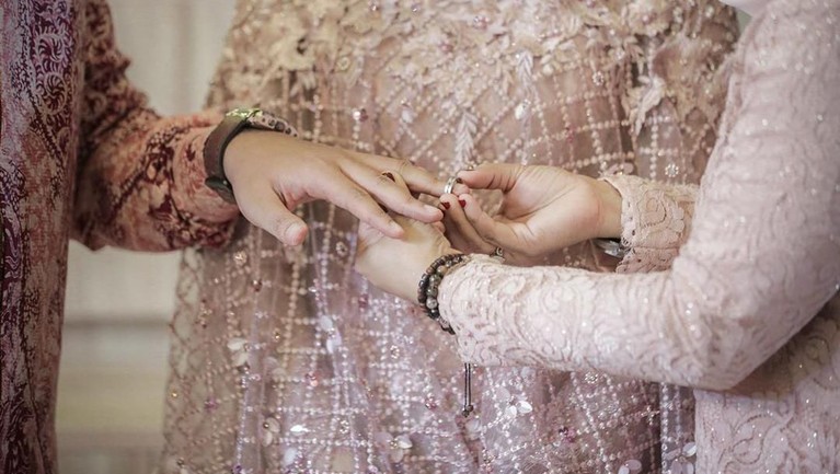 Kesha Ratuliu resmi dilamar sang kekasih, Adhi Permana pada Sabtu (9/11). Yuk, intip potret manisnya saat bertunangan.