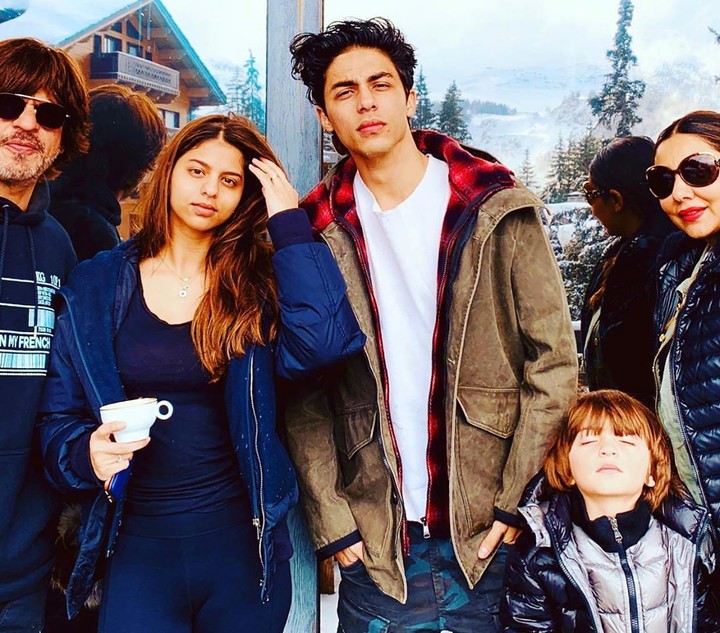 7 Potret Tiga Anak Shah Rukh Khan yang Pesonanya Tak Kalah dari Sang