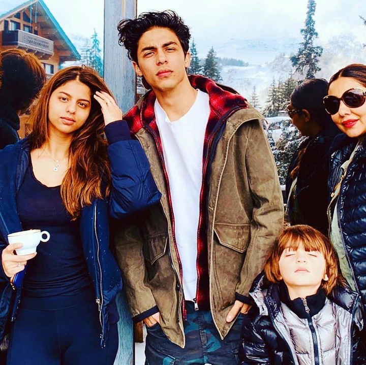 <p>Dari pernikahannya dengan Gauri Khan, Shah Rukh Khan dikaruniai 3 anak, Aryan Khan (21), Suhana Khan (19), dan Abram Khan (6). (Foto: Instagram @gaurikhan)</p>