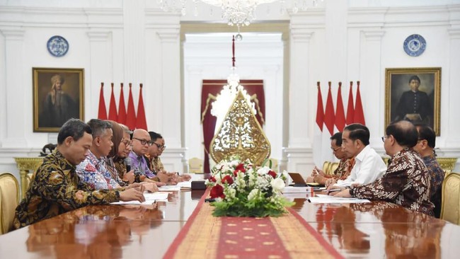 Jokowi hari ini melantik Komisioner KPU dan Anggota Bawaslu terpilih untuk periode 2022-2027 di Istana Negara.