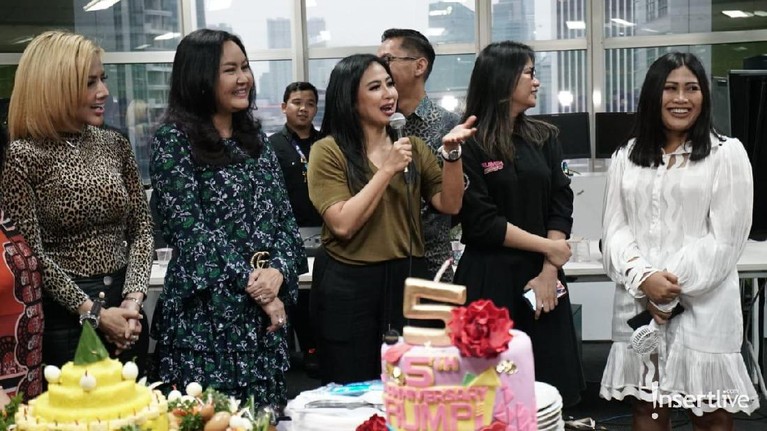 Program andalan Trans TV yang dipandu Feni Rose, Rumpi No Secret resmi berusia 5 tahun. Intip keseruan dan kemeriahan acaranya berikut ini ya.