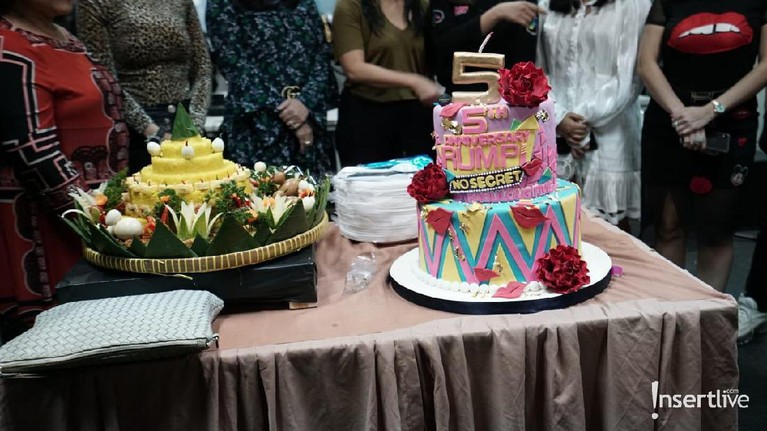10 Potret Kemeriahan HUT Rumpi No Secret Ke-5 Program andalan Trans TV yang dipandu Feni Rose, Rumpi No Secret resmi berusia 5 tahun. Intip keseruan dan kemeriahan acaranya berikut ini ya.