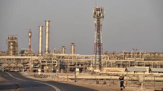 Harga minyak mentah dunia melonjak lebih dari satu persen usai keputusan OPEC memangkas lebih banyak produksi minyak pada awal 2020.