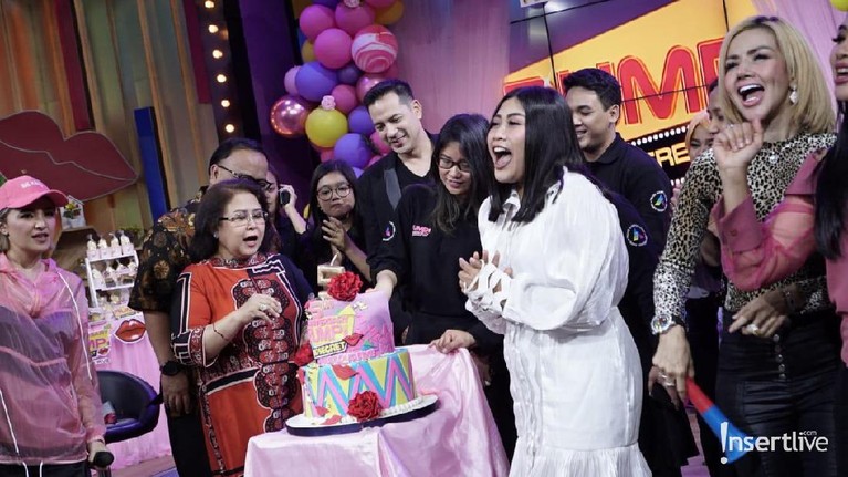 10 Potret Kemeriahan HUT Rumpi No Secret Ke-5 Program andalan Trans TV yang dipandu Feni Rose, Rumpi No Secret resmi berusia 5 tahun. Intip keseruan dan kemeriahan acaranya berikut ini ya.