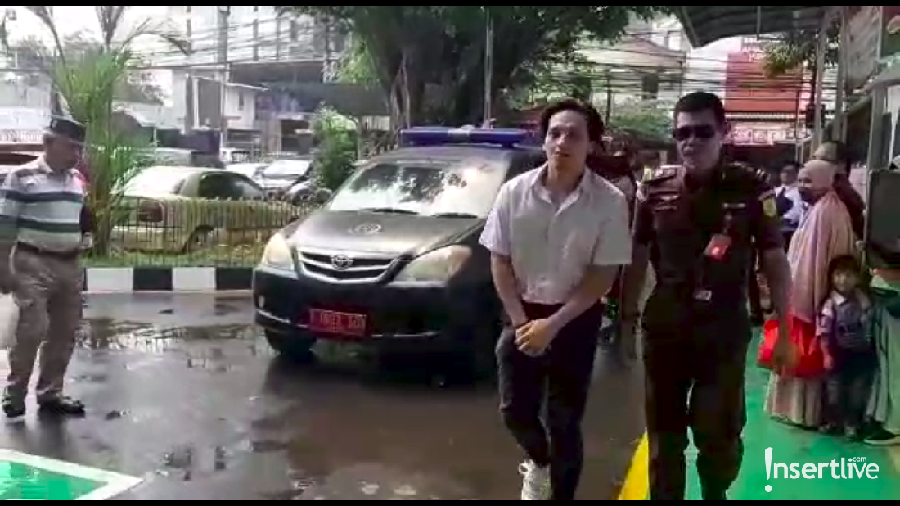 Grogi Jelang Sidang, Jefri Nichol Dihadiahi Cokelat dari Penggemar