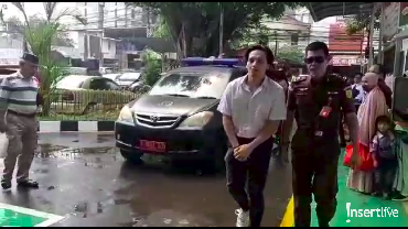 img-title Grogi Jelang Sidang, Jefri Nichol Dapat Cokelat dari Penggemar