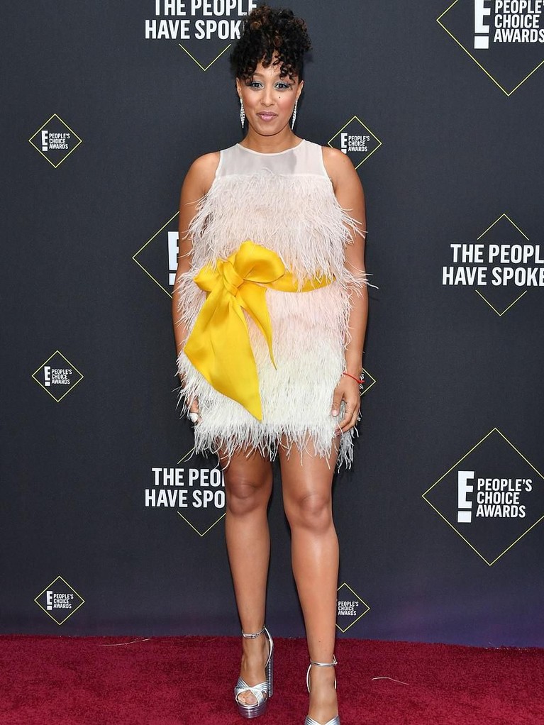 6 Busana Terburuk di People's Choice Award 2019 Deretan busana terburuk di red carpet People's Choice Awards 2019, yang digelar di Barker Hanger, Santa Monica, California pada Senin (11/11).