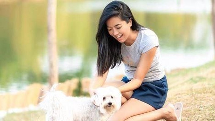 Yeslin Wang menunjukkan senyum bahagia di media sosial ketika hari pernikahan Delon.