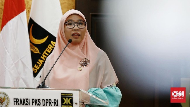 Netty Prasetiyani meyebut aturan baru Kemnaker uang Jaminan Hari Tua baru bisa dicairkan sepenuhnya di usia pensiun yaitu 56 tahun mencederai kemanusiaan.