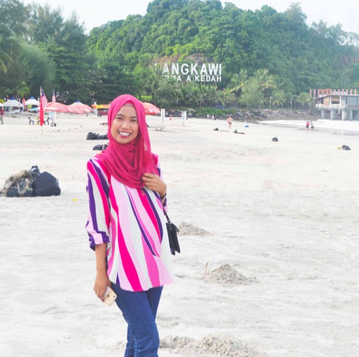 <p>Orkid hobi traveling lho. Ini saat dia mengunjungi Langkawi. (Foto: orkidazura.blogspot.com)</p>