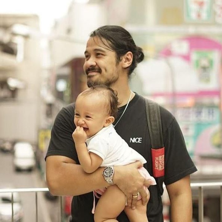 <p>Chicco Jerikho   Chicco Jerikho kerap mengunggah foto kebersamaan dengan putri kecilnya, Surinala. Seakan tak ingin melewatkan perkembangan Surinala, Chicco sering mengabadikan tingkah lucu putrinya ini (Foto: Instagram @chicco.jerikho)</p>