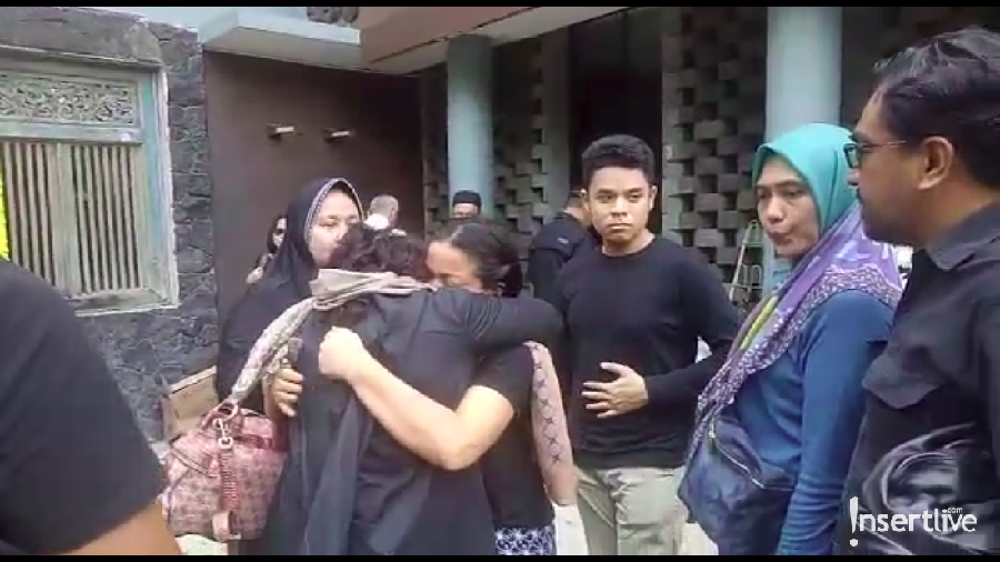 Ditinggal Pergi Ibunda, Tangisan Nirina Zubir Pecah