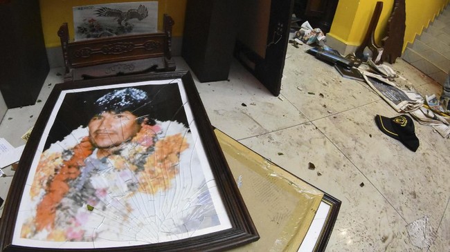 Senat Bolivia mengesahkan RUU yang membatasi keikutsertaan Evo Morales, sementara Presiden sementara Bolivia menolak memberi amnesti kepadanya.