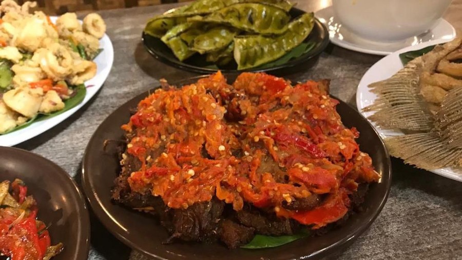 Duo Makan juga menikmati dessert kekinian yang mantul. 