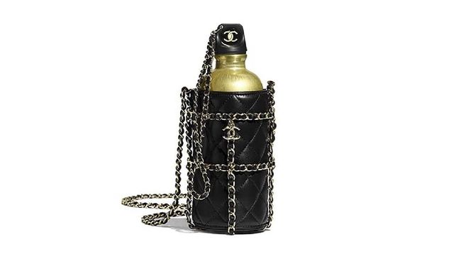 Chanel menjual botol minum dan wadahnya yang super mewah dan dijual dengan harga super fantastis yaitu Rp78,2 juta. 