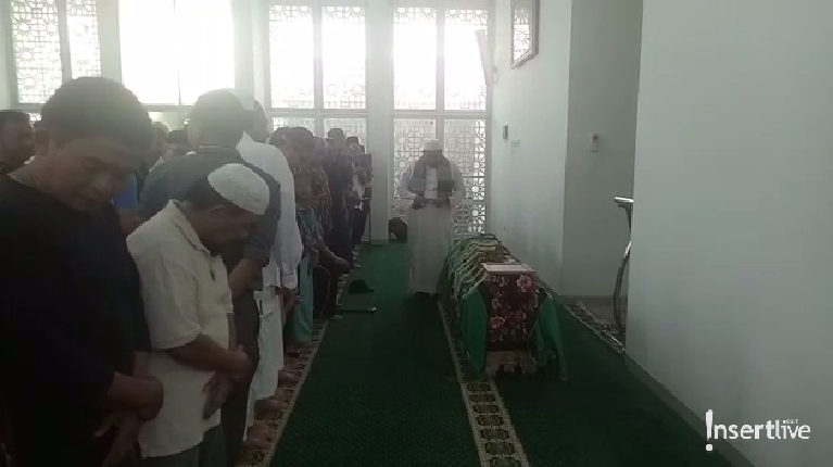 Ibunda Nirina Zubir, Cut Indria Martini, mengembuskan napas terakhirnya pada Selasa (12/11). Jenazah disalatkan selepas Ashar dan segera dimakamkan.