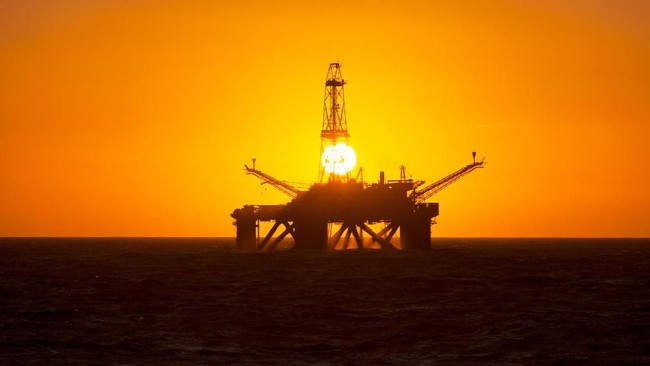 Harga minyak dunia naik tipis 0,3 persen pada Senin (6/5) setelah Arab Saudi menaikkan harga minyak mentah di sebagian besar wilayah.