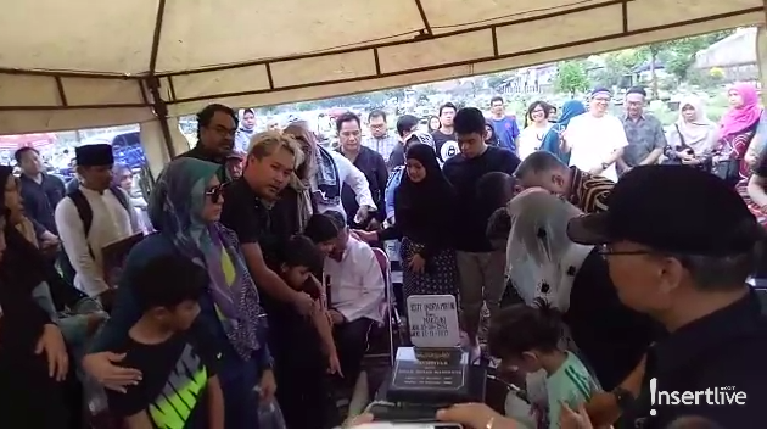 Tangis Nirina Zubir di Pemakaman Sang Ibunda Ibunda Nirina Zubir, Cut Indria Martini, mengembuskan napas terakhirnya pada Selasa (12/11). Jenazah disalatkan selepas Ashar dan segera dimakamkan.