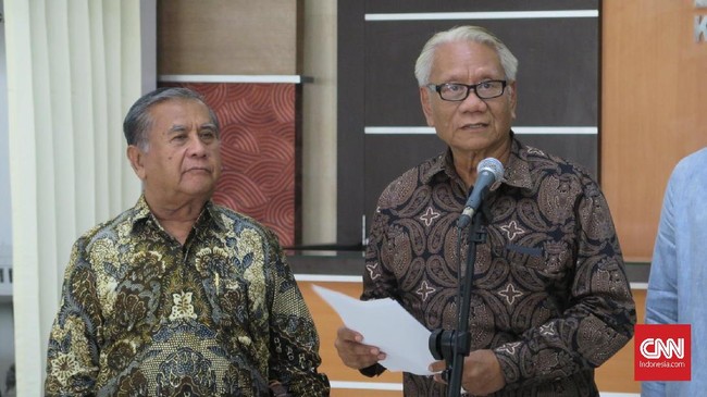 Lima dari delapan kandidat hakim akan menjalani tes wawancara hari ini di gedung Kemensesneg dan tiga lainnya mengikuti tes besok di tempat yang sama.