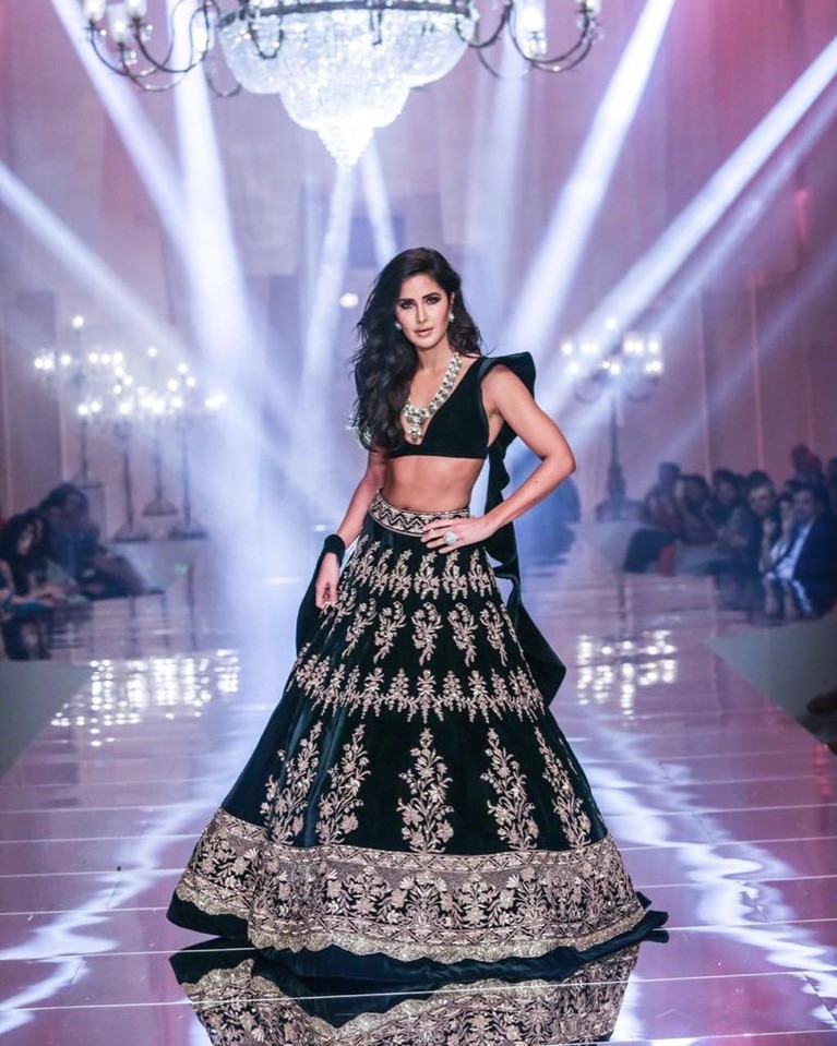 Artis Bollywood, Katrina Kaif sering tampil mengenakan busana yang berani dan terbuka. Hal ini ditunjang dengan bentuk tubuhnya yang seksi.