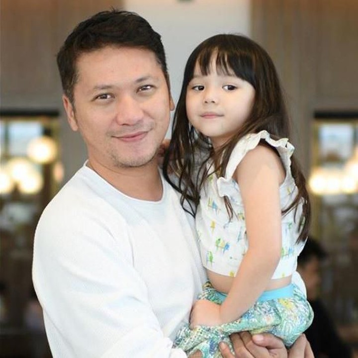 <p>Gading Marten   Walaupun sudah tidak tinggal satu rumah dengan putrinya, Gempita, Gading tetap meluangkan waktu untuk bertemu dengan Gempi. Tak jarang, Gading mengabadikan momen tersebut di channel YouTube-nya. Kedekatan Gading dan Gempi merebut hati banyak orang tua lho. (Foto: Instagram @gadiiing)</p>