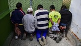FOTO: Wajah Krisis Politik Bolivia Demonstrasi yang kerap berujung ricuh selama tiga pekan terakhir terjadi di jalan-jalan utama di Bolivia.