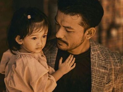 Dari Hamish Hingga Darius, Deretan Seleb Ganteng Tak Risih Momong Anak