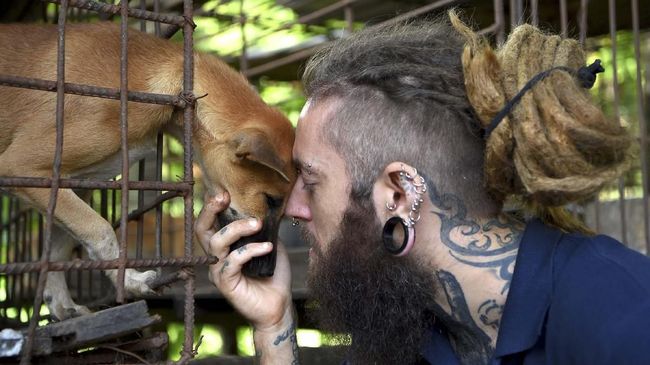 Jagal Gelap Daging Anjing Kamboja dan 'Hantu' Rabies
