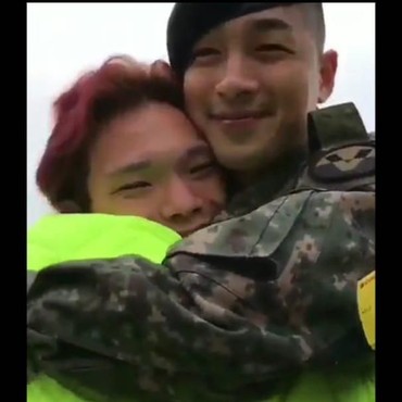 Pria Jepang Ini Beruntung Dapat Pelukan Hangat dari Taeyang Big Bang