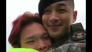 Pria Jepang Ini Beruntung Dapat Pelukan Hangat dari Taeyang Big Bang