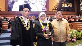Khofifah Raih Penghargaan Alumni Berprestasi Unair 2019