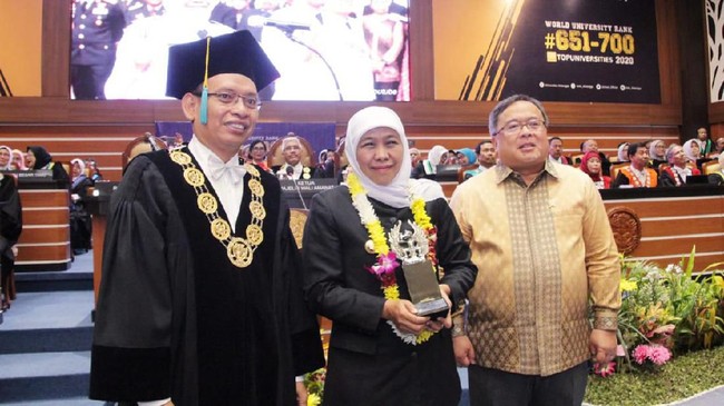 Gubernur Jawa Timur Khofifah meraih Penghargaan Alumni Berprestasi Unair 2019 karena dianggap sebagai alumnus yang memiliki prestasi nasional dan internasional.