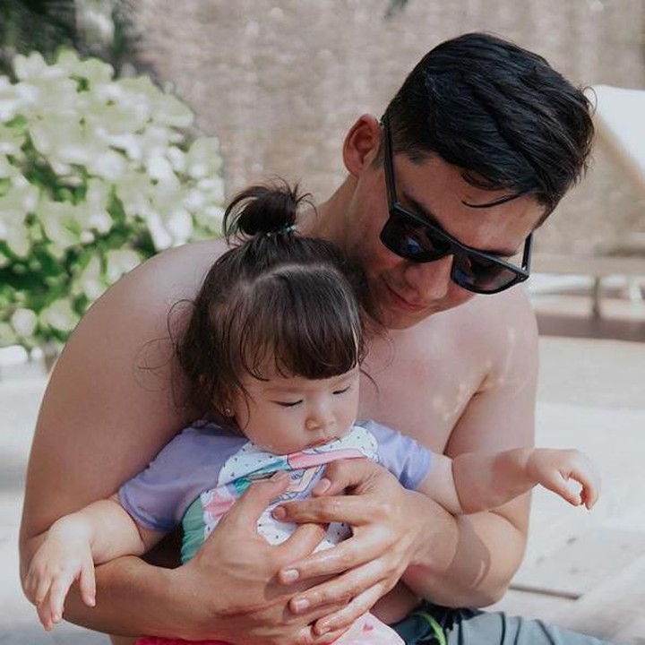 <p>Samuel Zylgwyn   Samuel sering mengunggah foto aktivitas bersama putrinya. Dia juga sering menunjukkan aktivitasnya bersama sang anak. Karena baginya, cinta ayah pada anak perempuan tak akan tergantikan.   "Tidak ada cinta di dunia ini seperti cinta ayah kepada anak perempuannya," tulis Samuel di caption Instagram-nya.   (Foto: Instagram @samuel_zylgwyn)</p>