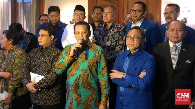 Ketua MPR Bambang Soesatyo disapa Zulkifli Hasan sebagai calon ketua umum Golkar saat bertandang ke kantor DPP PAN.