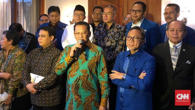 Zulhas ke Bamsoet: Salam Sejahtera Calon Ketua Umum Golkar Ketua MPR Bambang Soesatyo disapa Zulkifli Hasan sebagai calon ketua umum Golkar saat bertandang ke kantor DPP PAN.