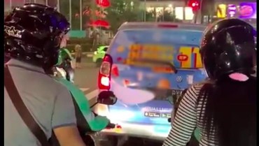 Viral Sejoli Naik Ojol Beda Motor Gandengan, Netizen: Jiwa Jombloku Bergetar