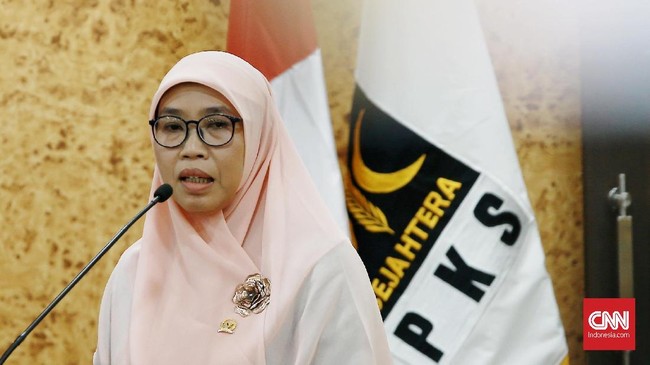 PKS mengkritik lemahnya sistem aplikasi Peduli Lindungi, setelah ribuan orang positif Covid-19 masih bisa bepergian, termasuk ke mal.