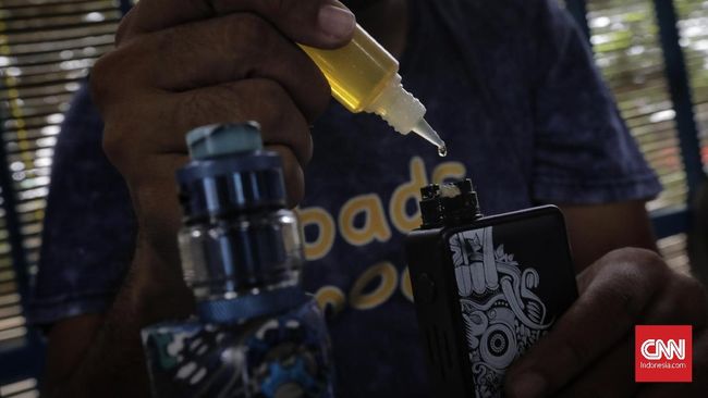 Bagi para perokok atau pengguna vape (vapers) mungkin sering bertanya-tanya, apakah membawa rokok elektrik atau vape ke dalam pesawat diperkenankan?