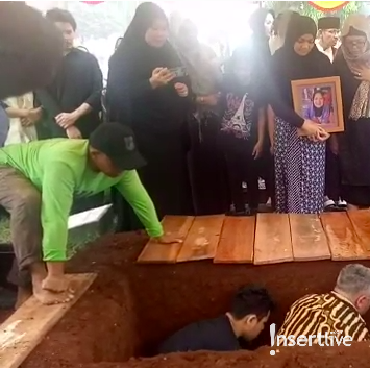 Tangis Nirina Zubir di Pemakaman Sang Ibunda