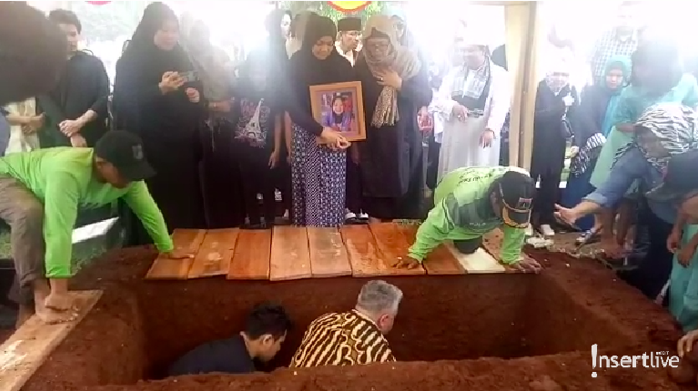 Tangis Nirina Zubir di Pemakaman Sang Ibunda Ibunda Nirina Zubir, Cut Indria Martini, mengembuskan napas terakhirnya pada Selasa (12/11). Jenazah disalatkan selepas Ashar dan segera dimakamkan.