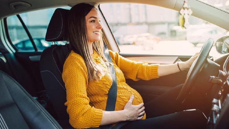 Untuk ibu hamil yang ingin mengendarai mobil, ikuti panduan ini agar aman ya.
