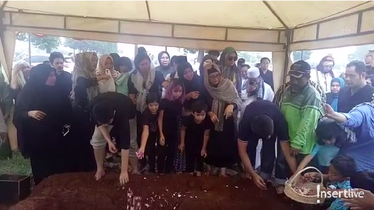 Ibunda Nirina Zubir&comma; Cut Indria Martini&comma; mengembuskan napas terakhirnya pada Selasa &lpar;12&sol;11&rpar;&period; Jenazah disalatkan selepas Ashar dan segera dimakamkan&period;